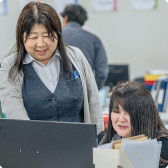 オフィスで働く女性