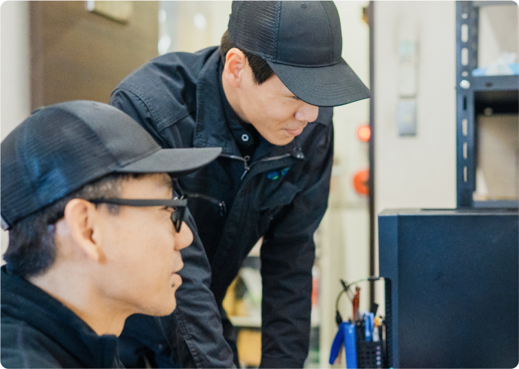 現場で指示を出す男性作業員