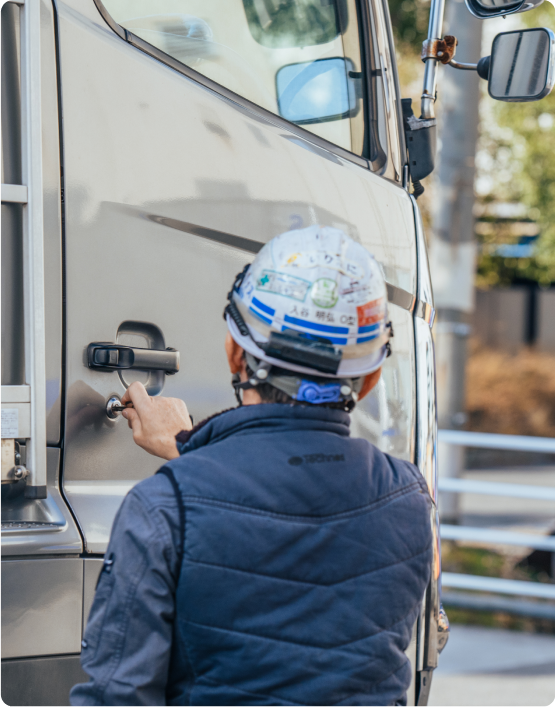 トラックを整備する男性作業員