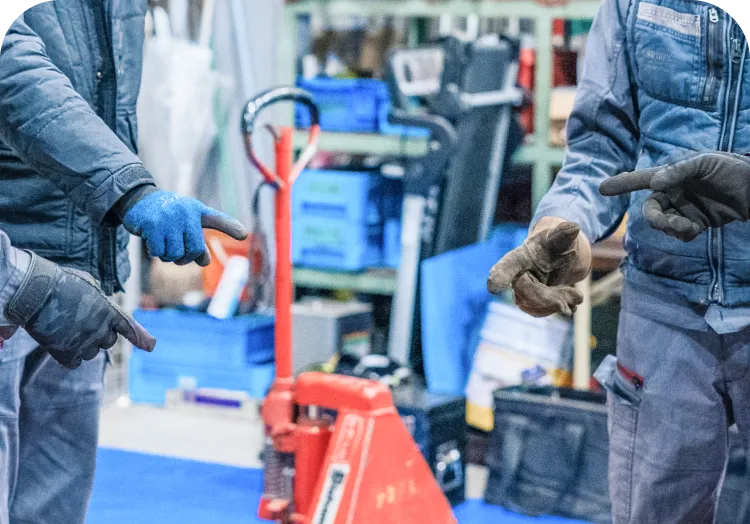 チームで指を指し示す作業員たち