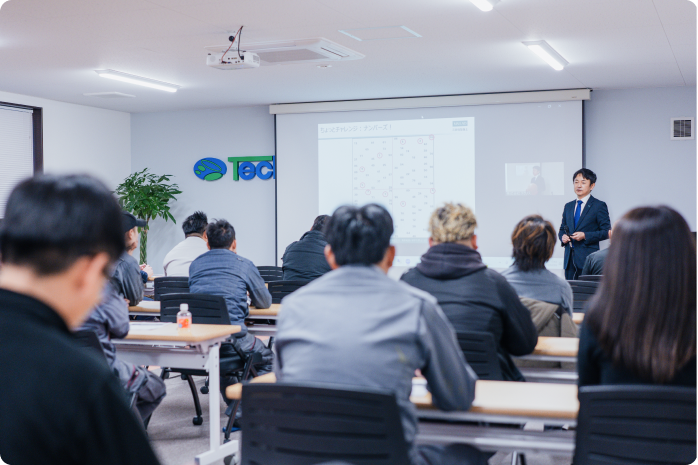 会議室で安全大会に参加している従業員たち