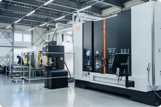 クレーンで大型のタンクを吊り上げている様子