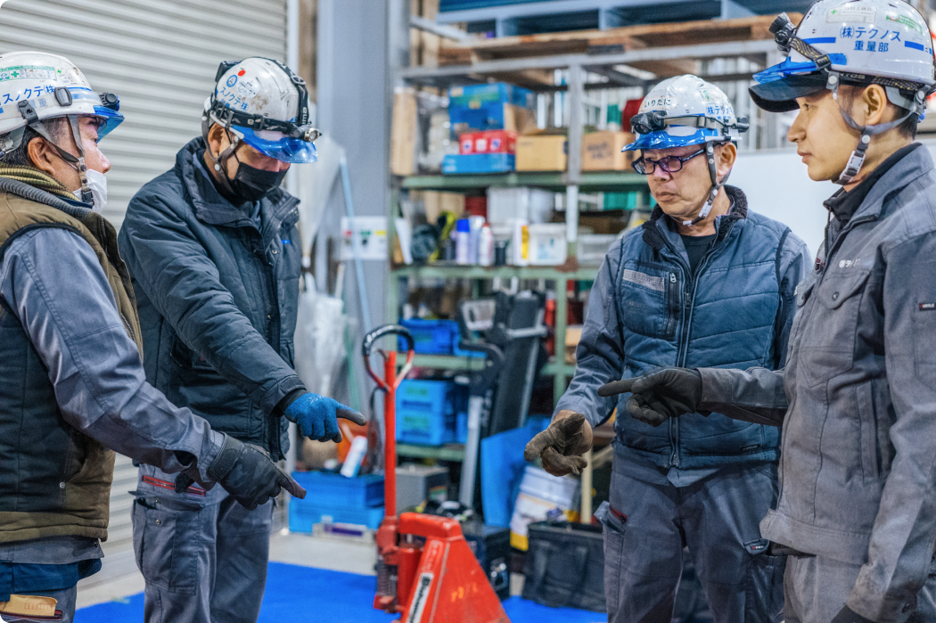 工場で作業する複数の作業員