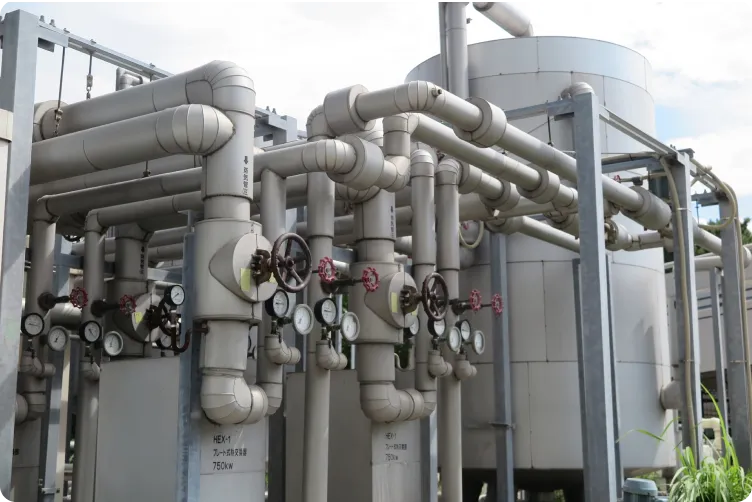 工場内の赤い配管