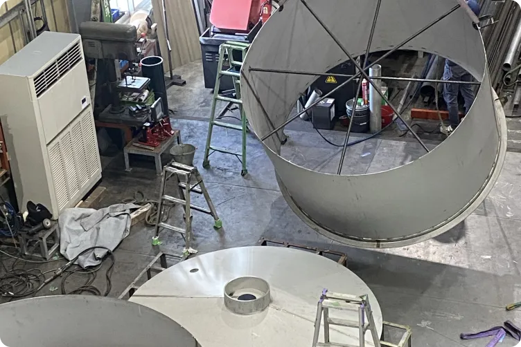 タンクを製造する作業員